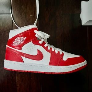 Women Nike Air Jordan 1 Red White mid-Tops size 7.5